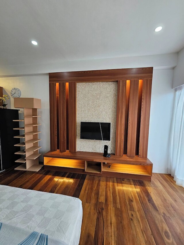 モダン アンド スペーシャス コンド イン ザ ハート オブ セブ シティ