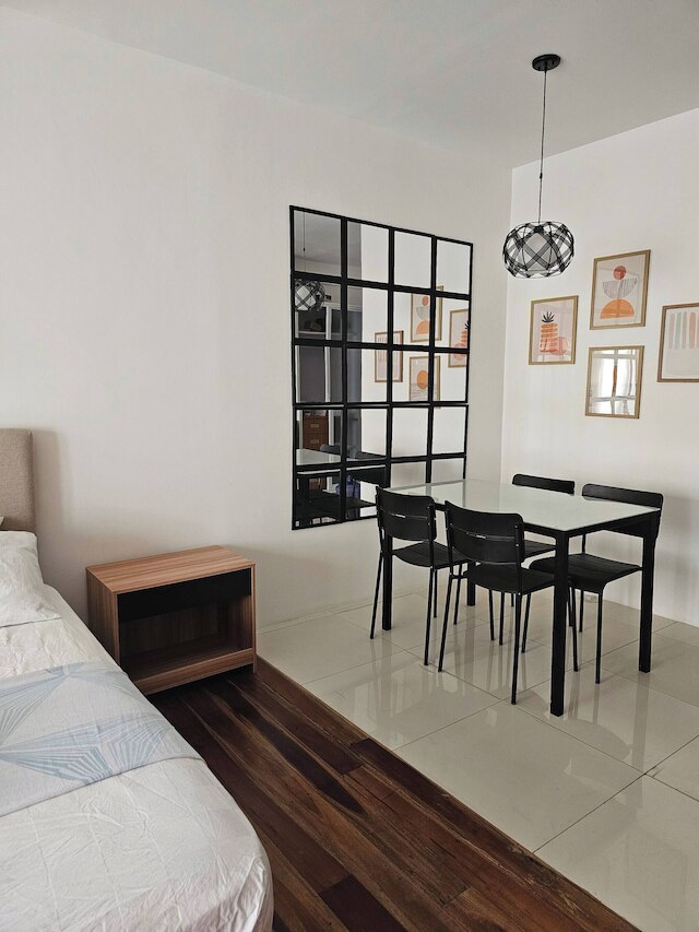 モダン アンド スペーシャス コンド イン ザ ハート オブ セブ シティ