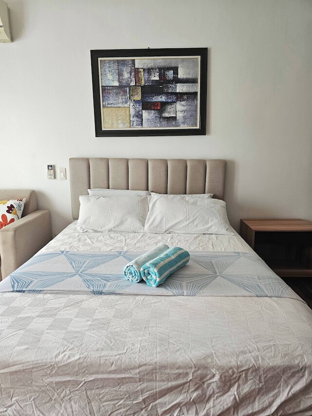 モダン アンド スペーシャス コンド イン ザ ハート オブ セブ シティ