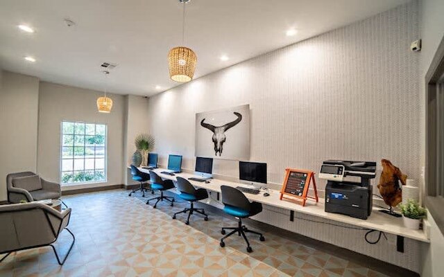 アイディアル 2ベッドルーム キングスイート ウィズ ジム プール クローズ トゥ ダウンタウン