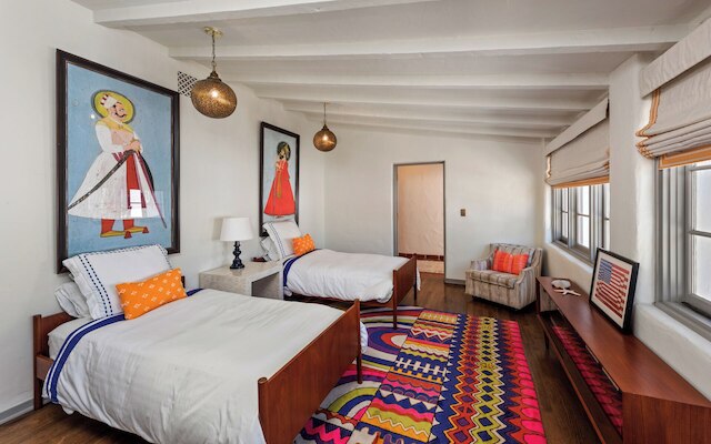 ハワード ヒューズ エステート - スパニッシュ リバイバル ジェム ウィズ プール、ワイン セラー & ゲスト ハウス