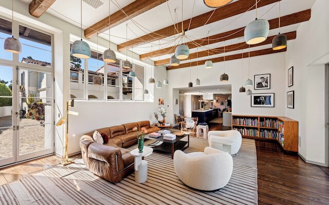 ハワード ヒューズ エステート - スパニッシュ リバイバル ジェム ウィズ プール、ワイン セラー & ゲスト ハウス