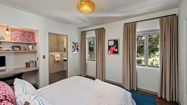 ハワード ヒューズ エステート - スパニッシュ リバイバル ジェム ウィズ プール、ワイン セラー & ゲスト ハウス