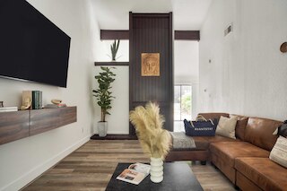 Austin Escape, Prime Location + Shared Yard Oasis Fairlawn Buyout by Avantstay