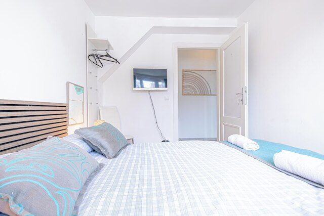 Stylish 3BR Apt With Balcony City Center