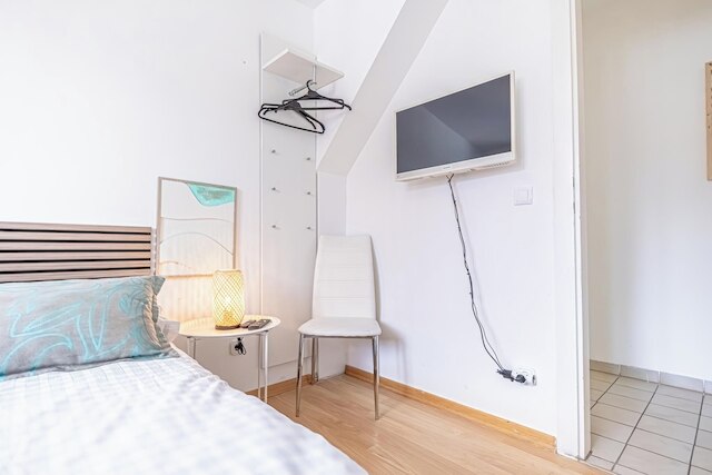 Stylish 3BR Apt With Balcony City Center