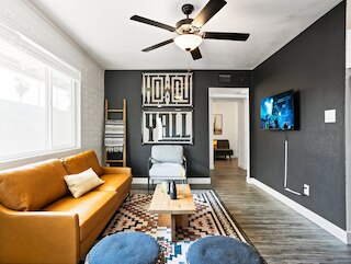 Colt-in Old Town-walk To Entertainment District