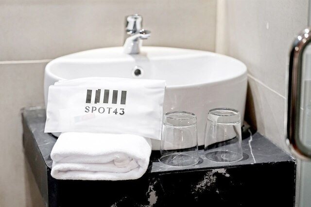 スポット 43 カフェ アンド ホテル