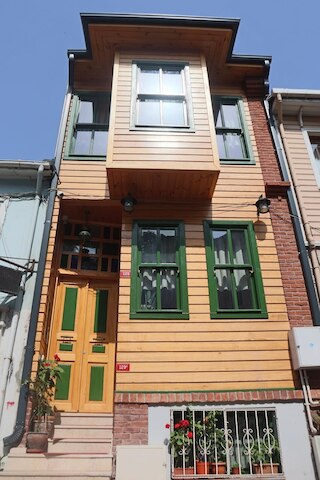 3 floor history mansion