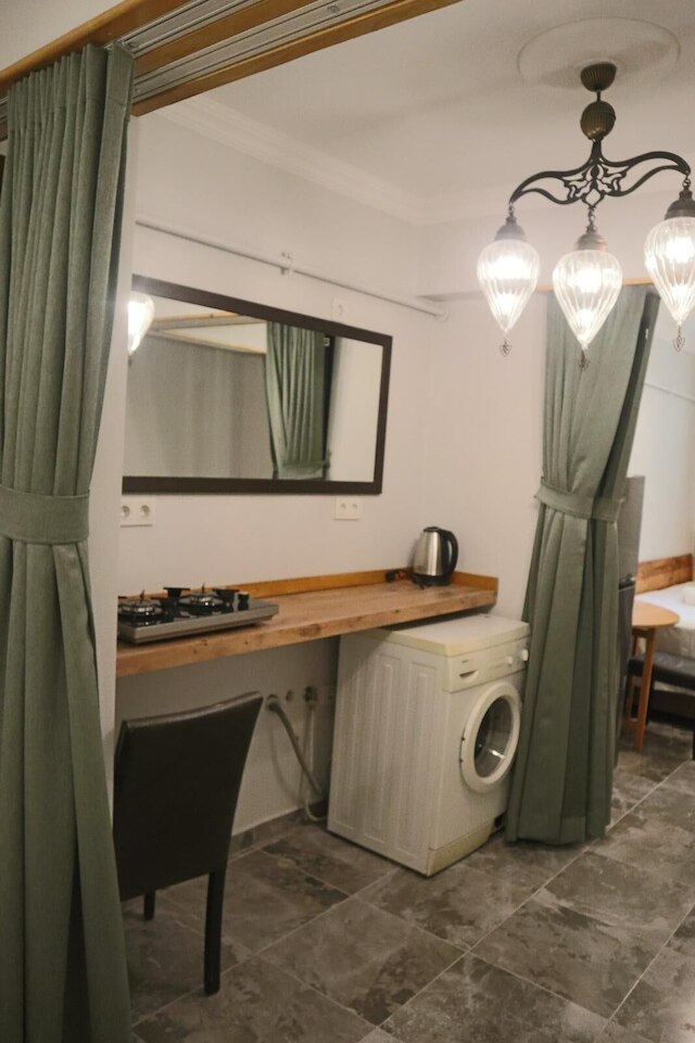 3 floor history mansion