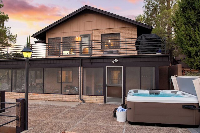 ミッドセンチュリー ジェム ウィズ ビューズ, ホットタブ & サンルーム ラウンジ レッドロックヘイブン バイ アバンステイ