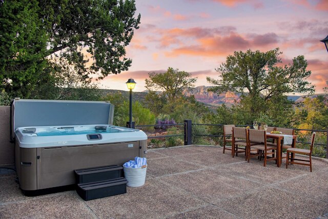 ミッドセンチュリー ジェム ウィズ ビューズ, ホットタブ & サンルーム ラウンジ レッドロックヘイブン バイ アバンステイ