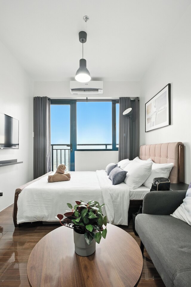 Room-sleek Studio With City Views on the