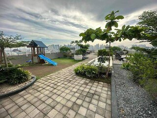 Golden Loft With Mood Lighting,stylish Staycation Loft Fast Wi-fi, Soft Couch