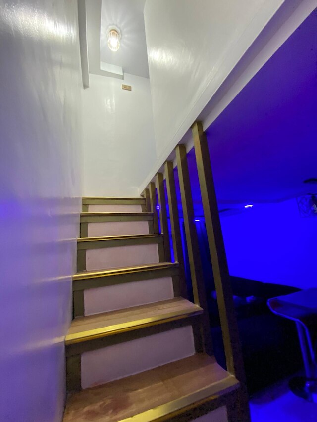 Golden Loft With Mood Lighting,stylish Staycation Loft Fast Wi-fi, Soft Couch