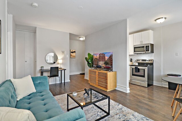 Lively 1BR - Kenwood 408