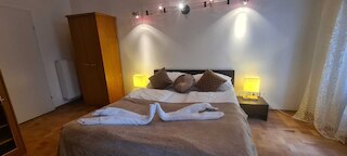 Elegant 2BR Prime Central Location