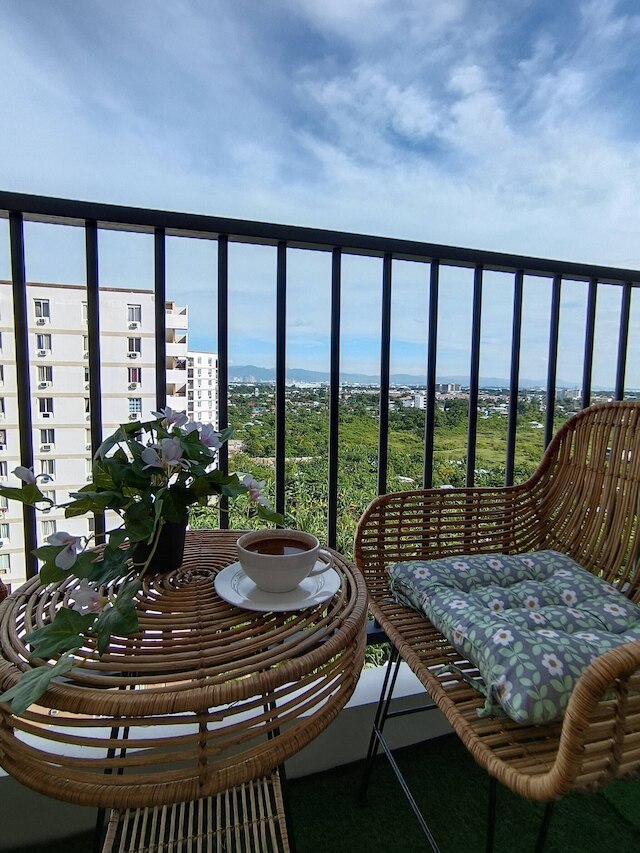 Studio w Pool, Mountain & City View Mactan Airport