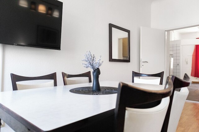 Lovely 2BR Apt Near Downtown