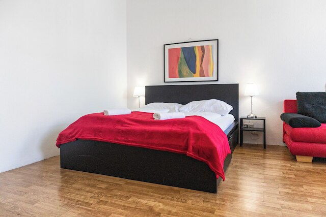 Lovely 2BR Apt Near Downtown