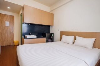 Quintessa Room at Candiland Apartement