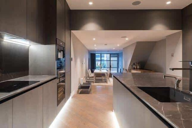 モノクローム マジェスティ - ソーホー - by フランキー セイズ