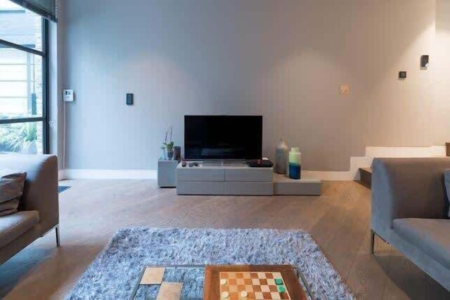 モノクローム マジェスティ - ソーホー - by フランキー セイズ