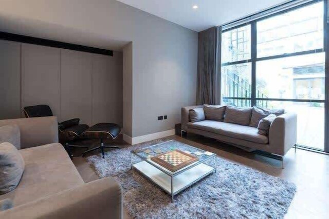 モノクローム マジェスティ - ソーホー - by フランキー セイズ