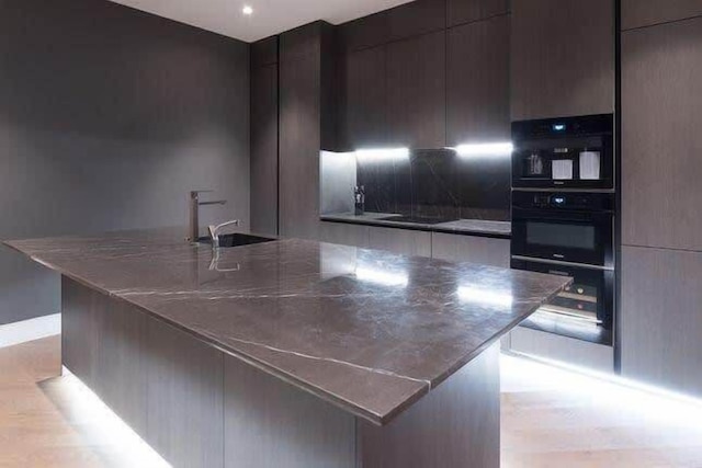 モノクローム マジェスティ - ソーホー - by フランキー セイズ