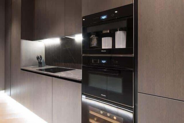 モノクローム マジェスティ - ソーホー - by フランキー セイズ