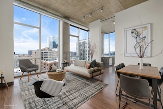 Unbeatable Top Floor Views Central Modern