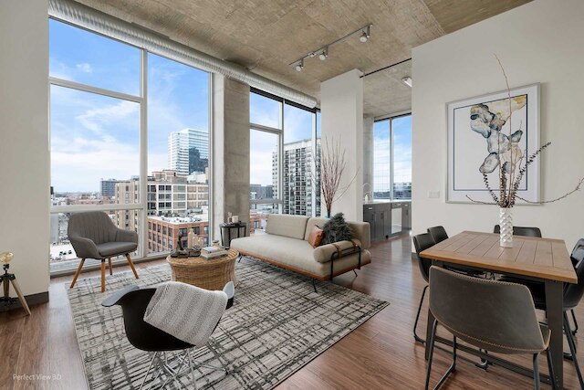 Unbeatable Top Floor Views Central Modern