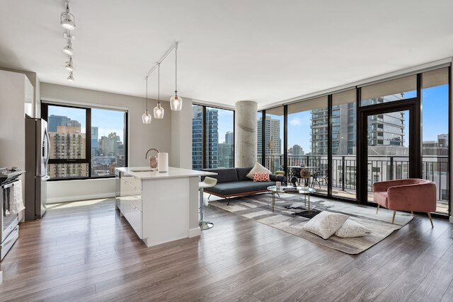River North 2BR High Ceilings Comfort