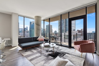 River North 2BR High Ceilings Comfort