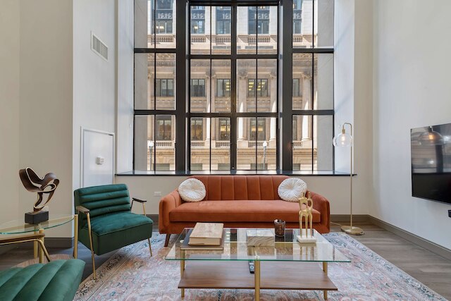 Downtown Charm 2BR Comfort Great Amenities