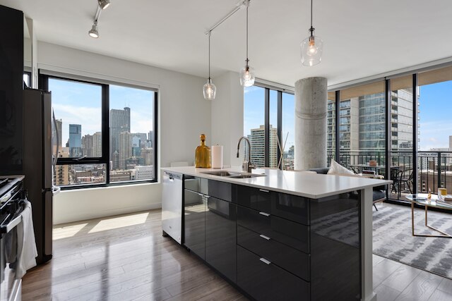 Mag Mile Retreat Stunning Views High-end 2BR
