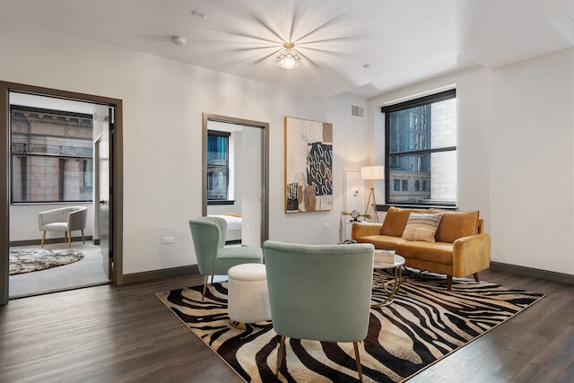 Apartment in The Loop Great Amenities Near Shops