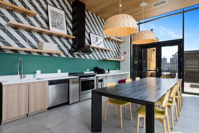 Gold Coast Retreat Skyline Views Walkable