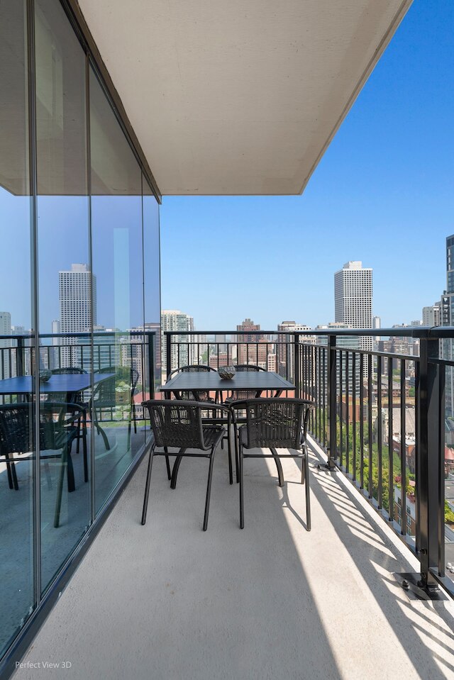 Gold Coast Retreat Skyline Views Walkable