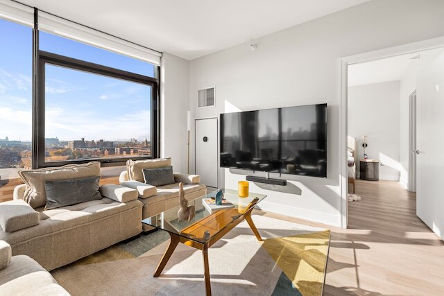 West Loop 3x 2BR Walk to Dining Gym Terrace