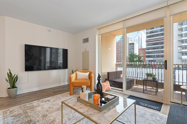 Near Riverwalk 2BR Private Balcony Downtown