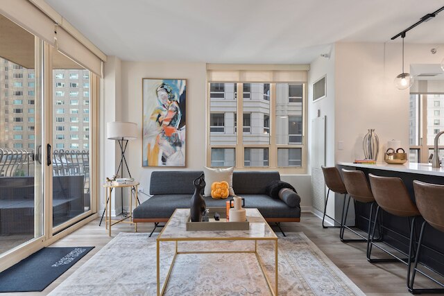 Near Riverwalk 2BR Private Balcony Downtown