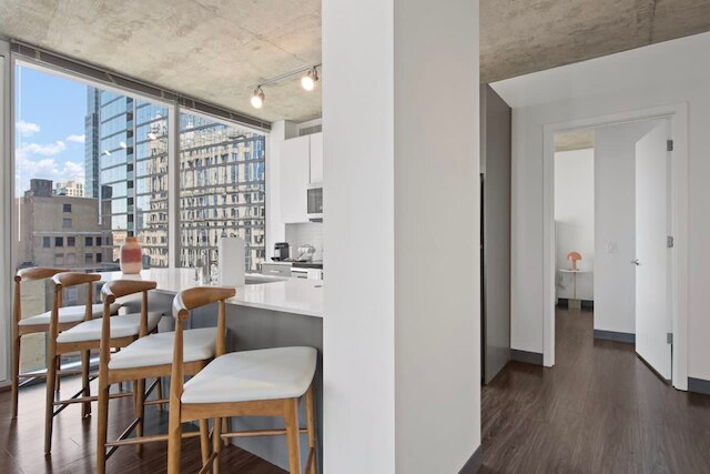 Loop City Views 2BR Apt Near Riverwalk