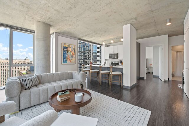 Loop City Views 2BR Apt Near Riverwalk