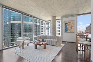 Loop City Views 2BR Apt Near Riverwalk