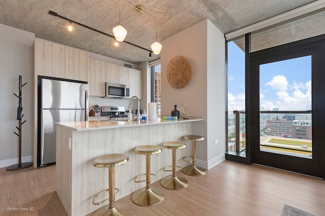 West Loop Duo 2 Stylish 2brs Walk to Dining