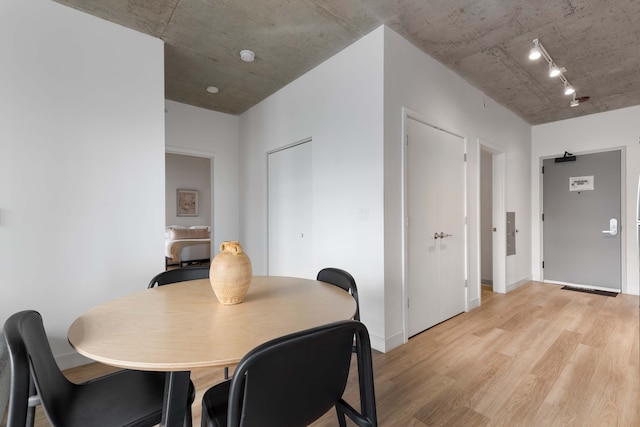 Modern 4BR Free Pkg Near Train Dining