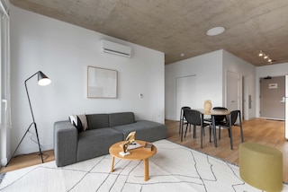 Modern 4BR Free Pkg Near Train Dining