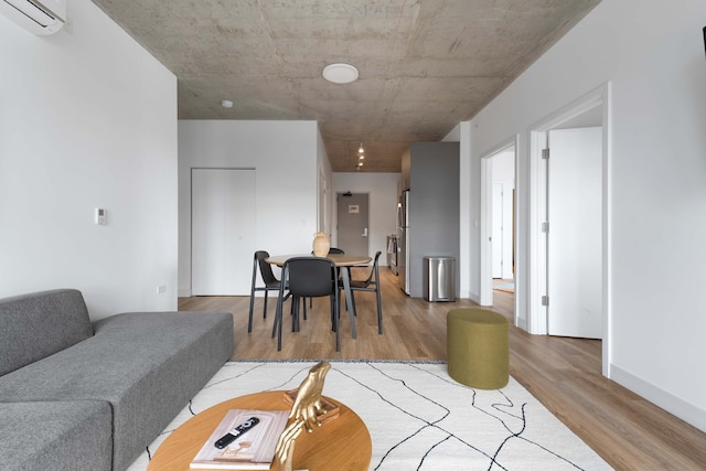 Modern 4BR Free Pkg Near Train Dining