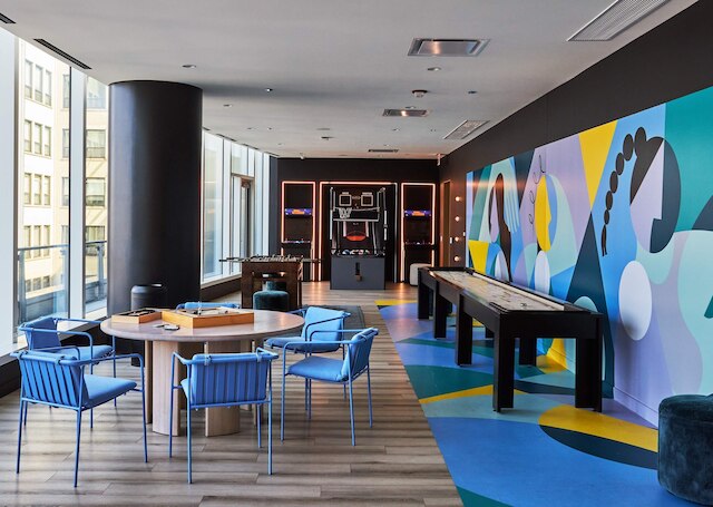 High-rise 65 Fl Apt w Lux Amenities Lake Views